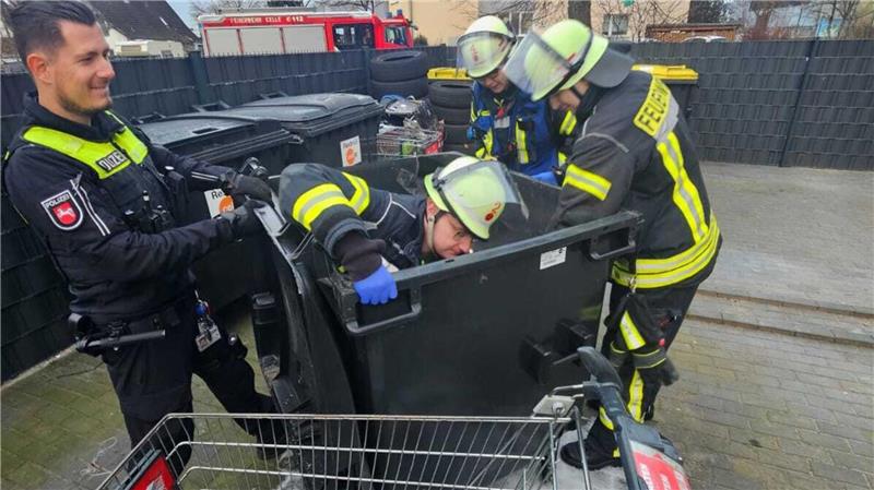 Die Einsatzkräfte haben den Rauchmelder aus dem Müll gesucht und fachgerecht entsorgt, um weitere Notrufe zu verhindern. (Handout)