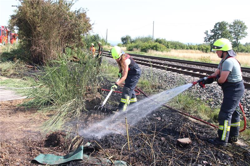 Die Einsatzkräfte haben die Flammen schnell unter Kontrolle. Foto: Leifeld