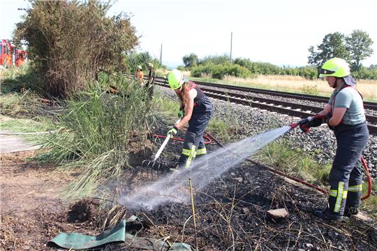Die Einsatzkräfte haben die Flammen schnell unter Kontrolle. Foto: Leifeld