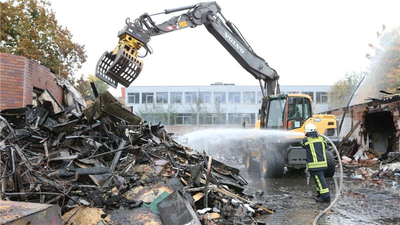 Die Einsatzkräfte haben mit dem Abriss begonnen.