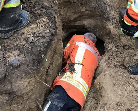 Die Einsatzkräfte hoben insgesamt einen fünf Meter langen, 0,5 Meter breiten und 1,30 Meter tiefen Graben aus. Foto: Feuerwehr Braunschweig
