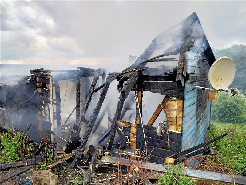 Clausthal-Zellerfeld: Feuerwehr löscht Laube in Kleingartenkolonie Die Einsatzkräfte können die Laube nicht mehr retten, verhindern aber, dass das Feuer auf die benachbarte Hütte überschlägt. Foto: Feuerwehr