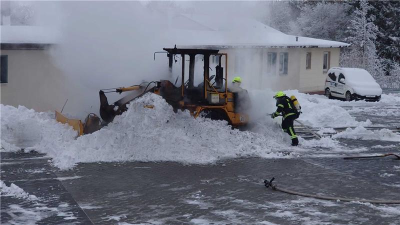Radlader in Flammen: Feuerwehr Seesen schützt Gebäude Die Einsatzkräfte löschen letzte Glutnester. Foto: Feuerwehr Seesen