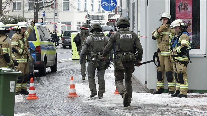 Die Einsatzkräfte nahmen den Mann schließlich in Gewahrsam.