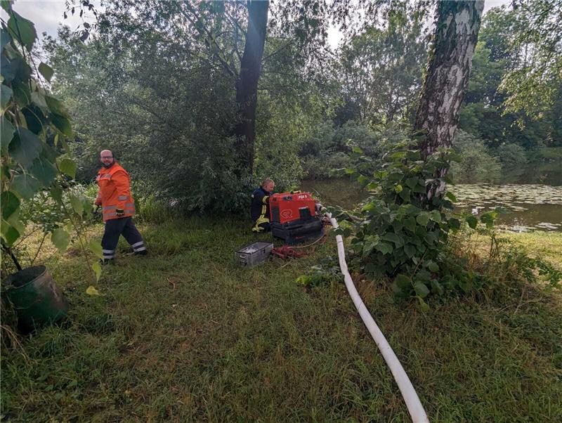 Brand auf Rittergut Kirchberg: 80.000 Euro Schaden Die Einsatzkräfte pumpten Löschwasser aus einem Teich des Rittergutes. Foto: Feuerwehr Seesen