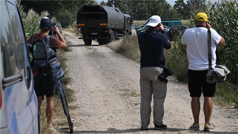 Die Einsatzkräfte sichern das Gebiet eines Maisfeldes in Osiny, Ostpolen, auf das am 20. August 2025 ein  Objekt fiel. Dabei handelte es sich nach Angaben der Regierung in Warschau um eine russische Drohne.