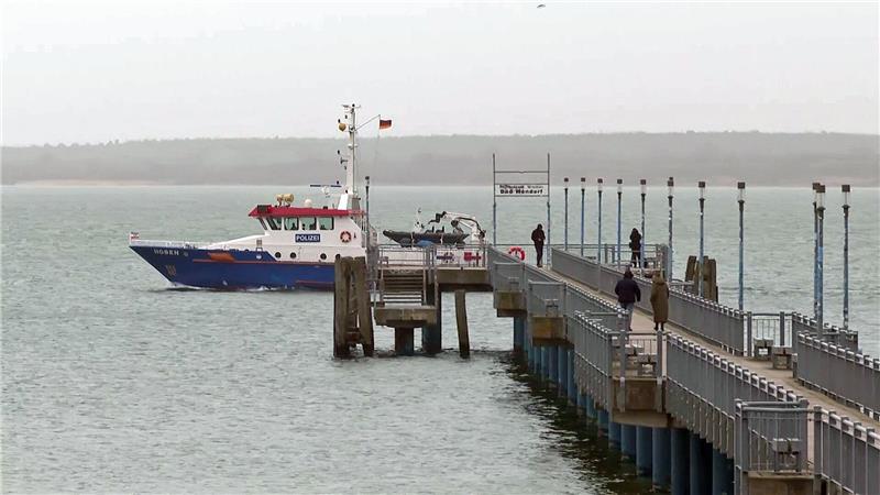 Die Einsatzkräfte suchen den Wal seit dem Morgen wieder von Wasser aus.