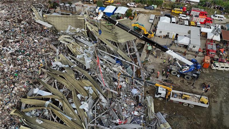 Die Einsatzkräfte suchen unter anderem mit einem Kran in den Abfall-Massen.