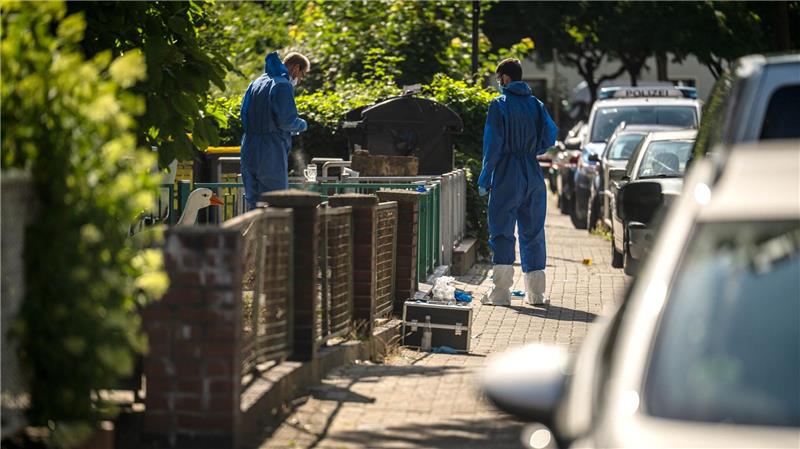 Die Einsatzkräfte untersuchen den Tatort nach Spuren der Auseinandersetzung.