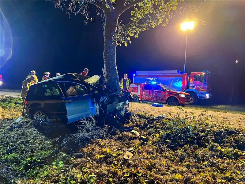 Keine Bremsspuren: Golf-Fahrer rast gegen Baum und stirbt Die Einsatzstelle war stundenlang gesperrt. Foto: Feuerwehr Bad Harzburg