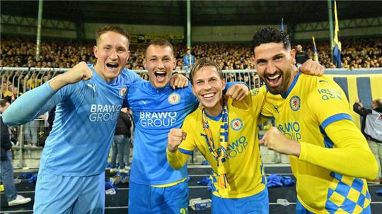 Die Eintracht-Profis Ron-Thorben Hoffmann, Sven Köhler, Lino Tempelmann und Fabio Kaufmann (v. l.) feiern nach dem Spiel gegen Saarbrücken den Klassenerhalt. Ob alle in Oker zu sehen sind, ist offen. Foto: picture alliance/dpa