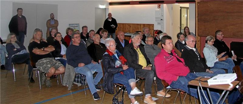 Die Einwohner von Werlaburgdorf nutzen die Gelegenheit sich informieren zu lassen. Foto: Hohaus