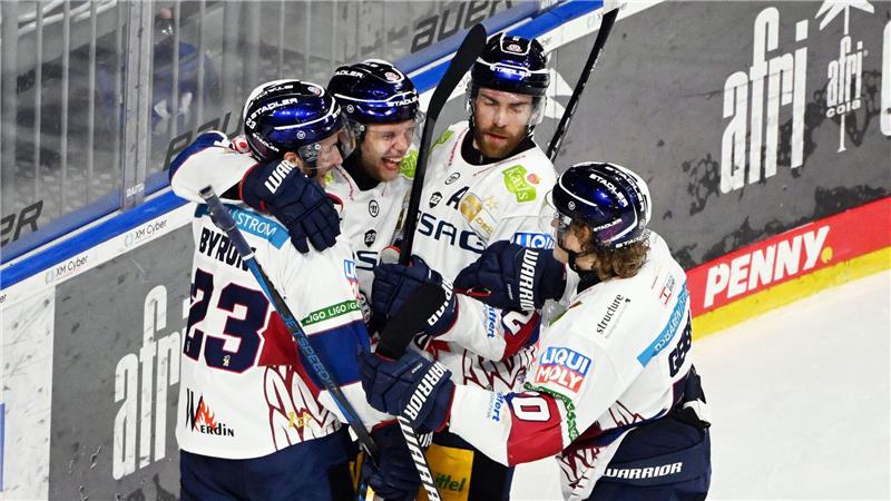 Die Eisbären Berlin können auch im vierten Halbfinale gegen Mannheim einen Sieg bejubeln und stehen erneut im DEL-Finale.
