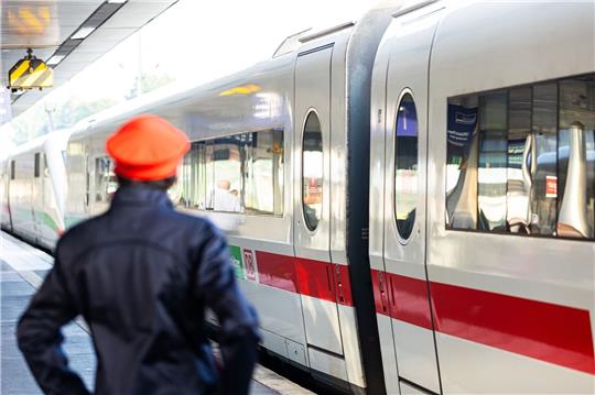 Die Eisenbahn- und Verkehrsgewerkschaft EVG fordert erhebliche Lohnsteigerungen.