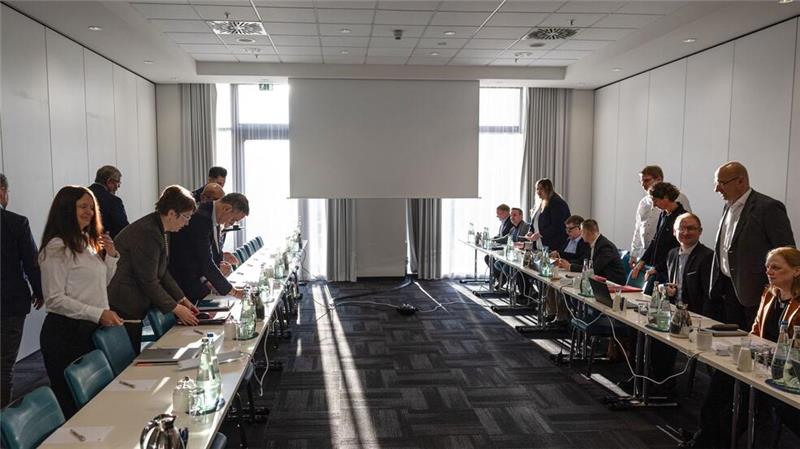 Bahn und EVG verhandeln in zweiter Tarifrunde Die Eisenbahn- und Verkehrsgewerkschaft (EVG) und die Deutsche Bahn treffen sich zur zweiten Verhandlungsrunde in Berlin.