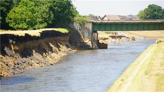 Die Eisenbahnbrücke ist durch den Regen der letzten Tage unterspült und abgesackt.
