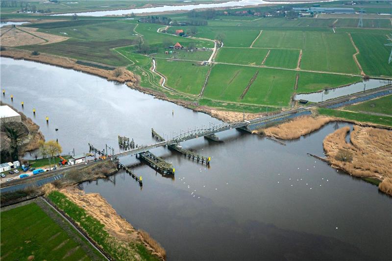 Die Eisenbahnbrücke über die Hunte in Elsfleth (Landkreis Wesermarsch), aufgenommen mit einer Drohne.