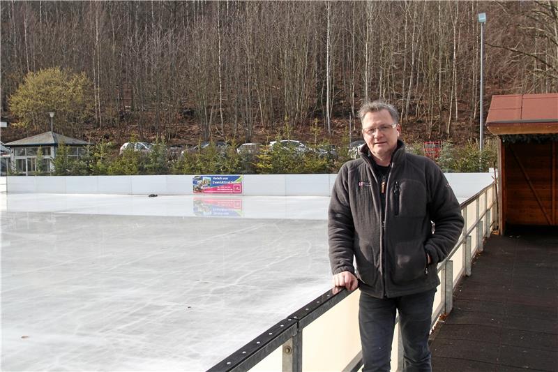 Bad Harzburger Eisbahn geht in die Sommerpause Die Eisfläche verwandelt sich in den nächsten Wochen in eine Wasserfläche. Andreas Richter freut sich bereits jetzt auf die kommende Saison. Foto: Fricke