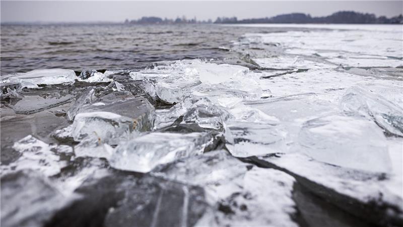 Die Eisschicht auf dem Steinhuder Meer ist zu dünn zum Betreten. 