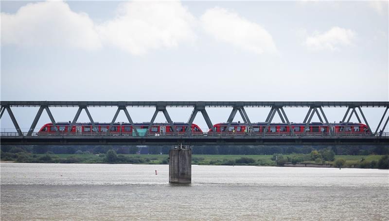 Die Elbbrücke Lauenburg mit Bahngleisen und Fahrspuren der B209 überquert die Elbe.