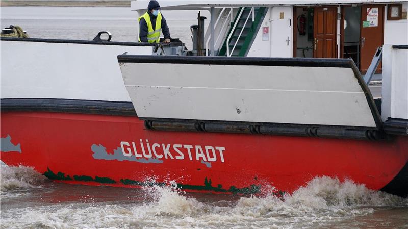 Die Elbfähre Glückstadt Wischhafen pausiert wegen treibender Eisschollen und der aktuellen Ostwetterlage. (Symbolbild)