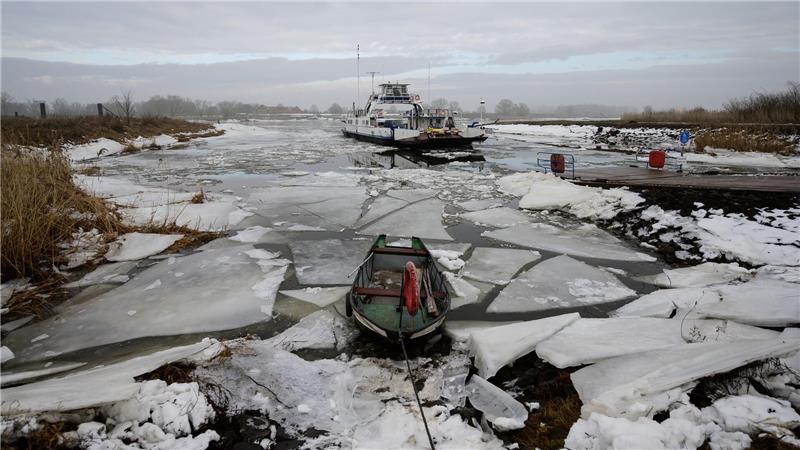 Die Elbfähre „Tanja“ fährt bei Eisgang über die Elbe.