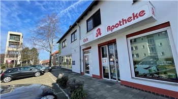 Das Foto zeigt die Hausfassade mit dem Eingang der Elch-Apotheke in der Kolberger Straße in Goslar. 
