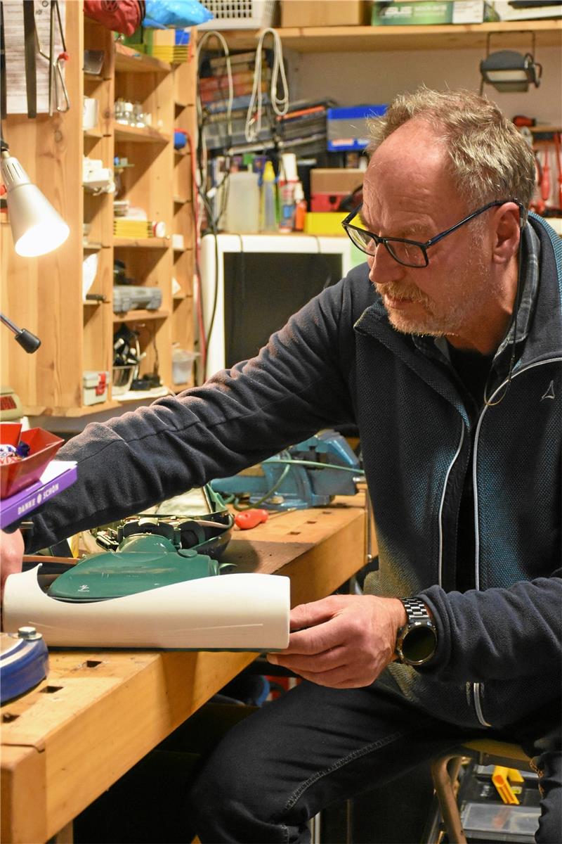 Goslarer Reparaturwerkstatt: Die Männer mit dem „Magic Touch“ Die Elektrogeräte zu öffnen, ist manchmal die größte Herausforderung, weiß Michael Rehn. Foto: Kempfer