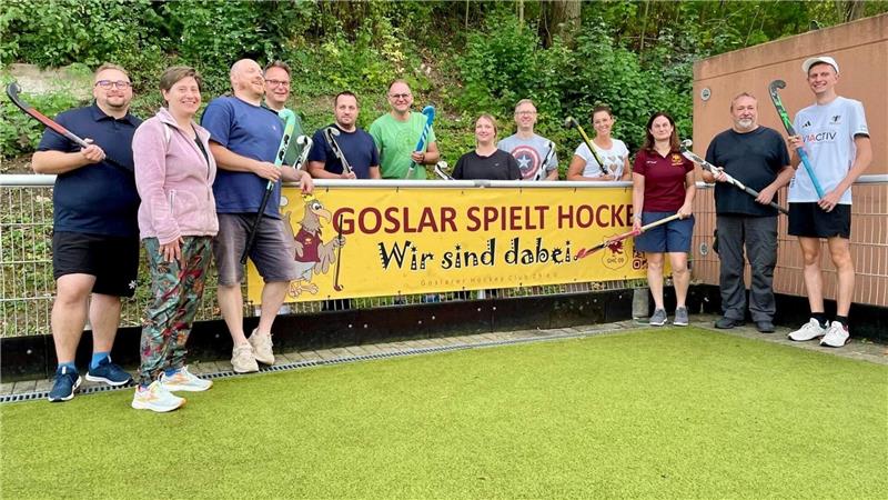 Die Eltern der Hockeytalente beim GHC 09 drücken die Schulbank. In einem Seminar bringt der Verein ihnen den Sport in Theorie uns Praxis näher. Foto: Privat