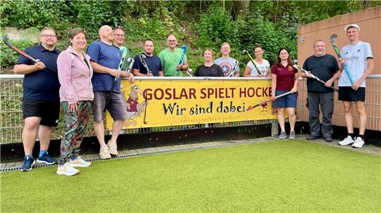 Die Eltern der Hockeytalente beim GHC 09 drücken die Schulbank. In einem Seminar bringt der Verein ihnen den Sport in Theorie uns Praxis näher. Foto: Privat