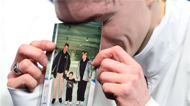 Die Eltern des Eiskunstläufers kamen vor einem Jahr bei einem Flugzeugabsturz ums Leben.