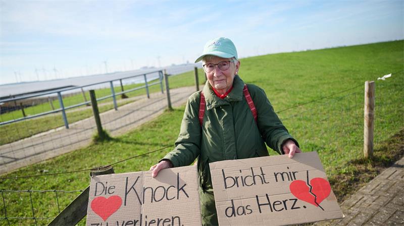 Emden bekommt Marinehafen – Milliardeninvestition geplant Die Emderin Ilse Scheibe demonstrierte mit anderen gegen den neuen Marinehafen.