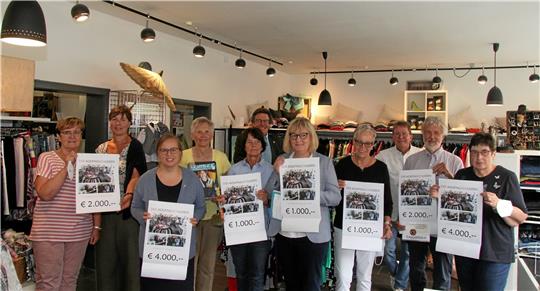 Die Empfänger der Schecks stellen sich zum Erinnerungsfoto auf. Foto: Hohaus