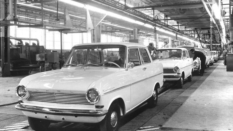Übernahmen und Fusionen: Opel baut seit 125 Jahren Fahrzeuge Die Endfertigung des Opel Kadett Modell A: Opel blickt auf 125 Jahre Fahrzeugbau voller gewaltiger Umbrüche zurück.