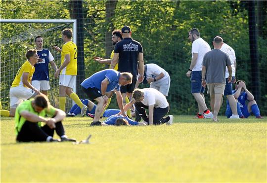 Die Enttäuschung nach der Niederlage und dem damit verpassten Aufstieg in die Fußball-Bezirksliga ist bei allen Vienenburgern groß. Die Mannschaft hat ein kämpferisch überragendes Finale gezeigt. Fotos: Epping