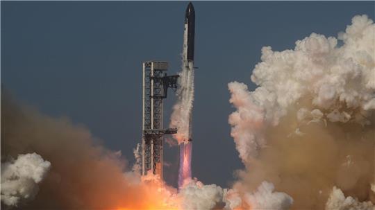 Die Entwicklung der großen Rakete Starship verschlingt Milliarden, soll das Geschäft von SpaceX aber stark voranbringen. (Archivbild)