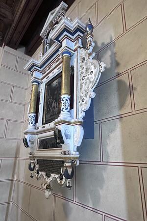 Worüber die Besucher in der Harzburger Lutherkirche jetzt staunen Die Epitaphien sind ein wenig von der Wand abgerückt angebracht. Dadurch wirken sie plastischer.