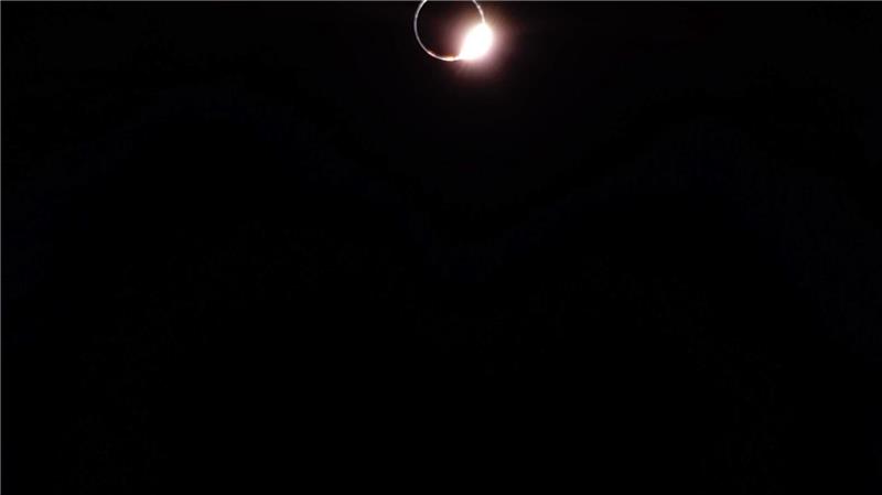 Sonnenfinsternis vom Mond aus fotografiert Die Erde verdeckt die Sonne.
