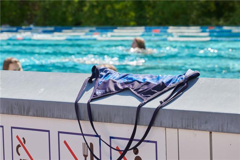 Oben-Ohne-Baden künftig auch für Frauen in Berlins Bädern Die Erlaubnis des Oben-ohne-Badens für alle - also auch Frauen - stößt bei Männern auf größere Zustimmung als bei weiblichen Befragten.