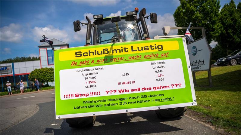 Die Erlöse der Milchviehhalter sind derzeit im Keller, gleichzeitig locken die Lebensmittelhändler mit extrem niedrigen Preisen Kunden an - kommt es wieder zu Bauernprotesten wie vor einigen Jahren? (Archivbild)