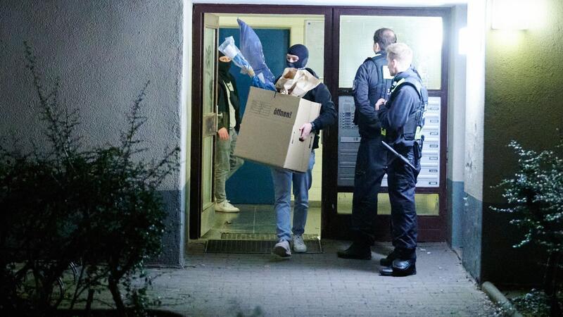 Tausende Asservate von Ex-RAF-Terroristin Klette gesichert Die Ermittler beschlagnahmten mehrere Tausend Asservate, darunter Waffen, Bargeld und digitale Medien. (Archivbild)