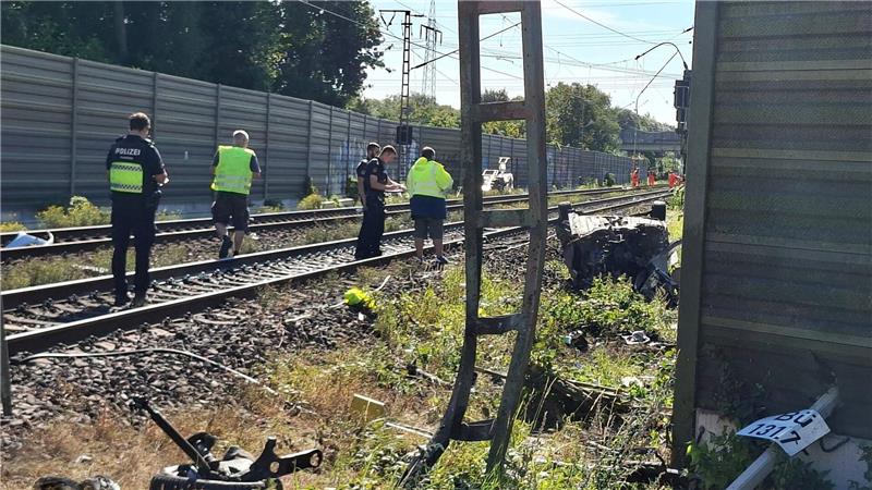 Staatsanwaltschaft: Schranke bei tödlichem Zugunfall offen Die Ermittler gehen davon aus, dass die Schranke bei dem tödlichen Unfall an einem Bahnübergang in Bremen Ende September offen stand. (Archivbild)