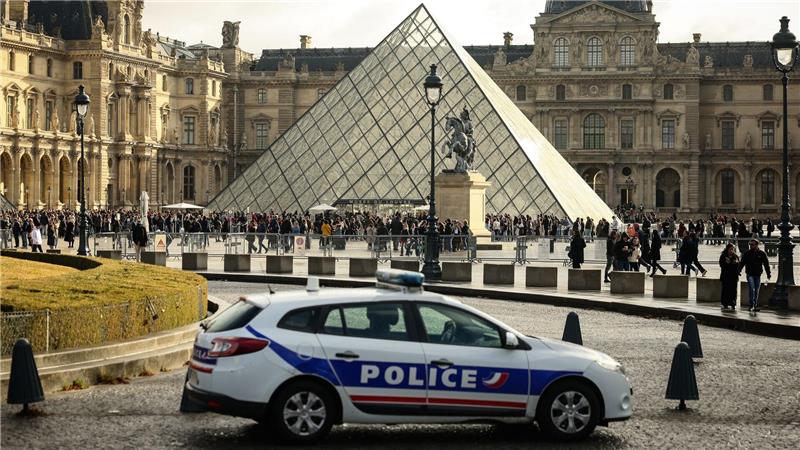 Nach Louvre-Raub: DNA-Spuren führen zu Festnahmen Die Ermittler melden nach dem Raubüberfall auf den Louvre einen Fahndungserfolg.