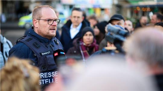 Die Ermittler prüfen Videosequenzen aus einem angrenzenden Parkhaus mit maskierten Personen und zwei Fahrzeugen.