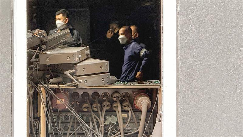 Todesfalle Pub: Brandkatastrophe erschüttert Thailand Die Ermittler schützten sich mit Masken vor dem beißenden Gestank.
