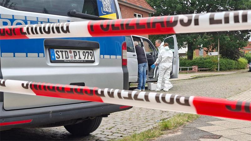 Die Ermittler sind derzeit damit beschäftigt, umfangreiche Tatortaufnahmen und -vermessungen durchzuführen.