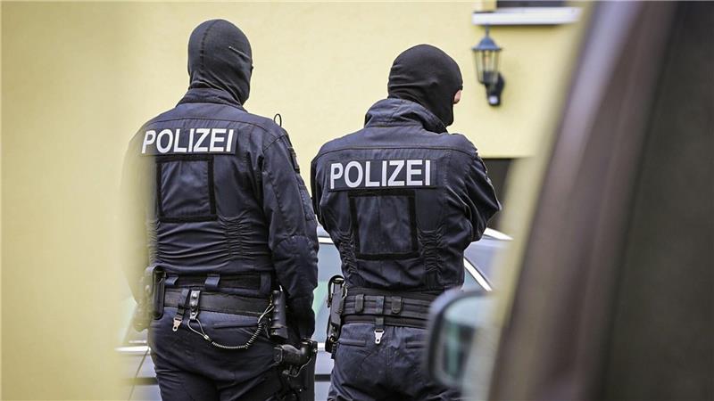 Rechtsradikale Gruppe? Razzia in drei Bundesländern Die Ermittler stellten nach eigenen Angaben mehrere Waffen sicher.