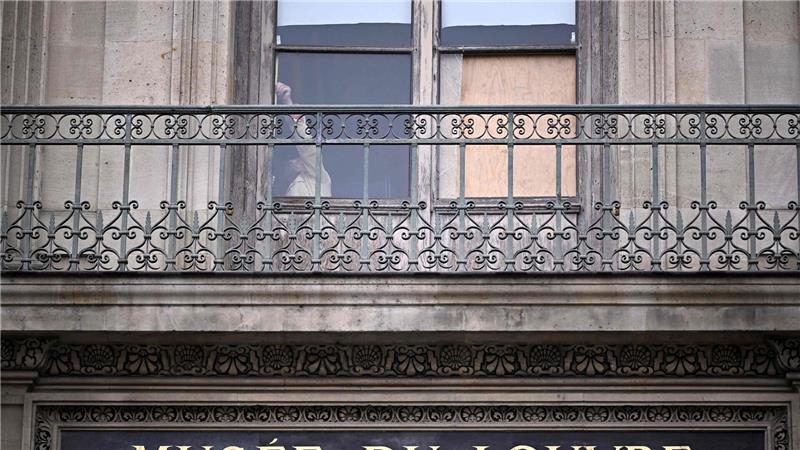 Nach Kunstraub im Louvre: Frankreich prüft Museumsschutz Die Ermittler suchen weiter nach Spuren der flüchtigen Täter.