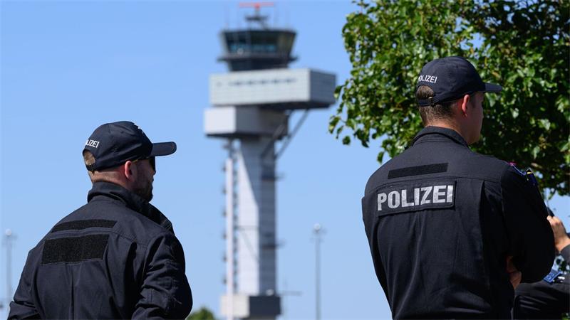 Die Ermittlungen nach dem Fund einer Sprengstoff-Drohne am Flughafen Leipzig/Halle laufen. (Archivbild)