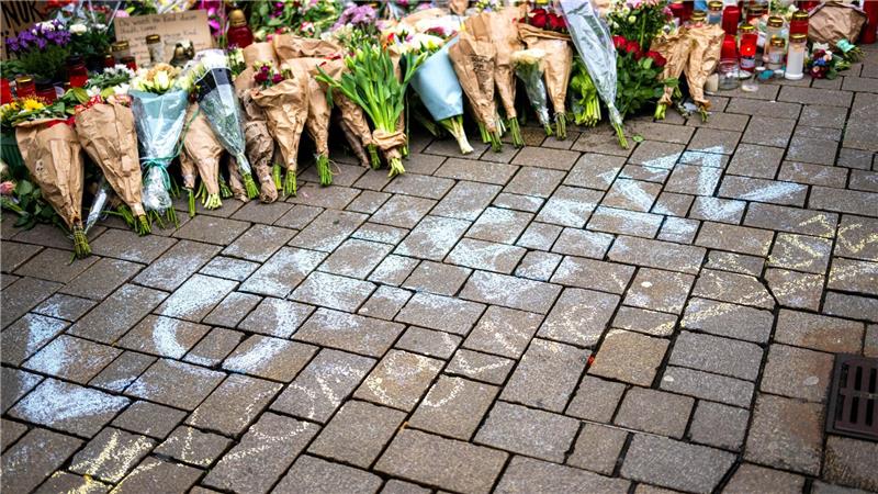 Tödliche Polizeischüsse - Ermittler prüfen Videoaufnahmen Die Ermittlungen nach den tödlichen Polizeischüssen auf einen 21-Jährigen laufen. Die Anteilnahme und Trauer in Oldenburg ist groß.